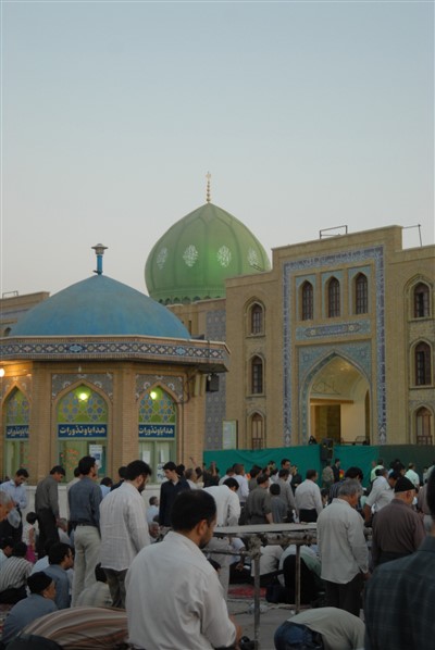 نمایی از نمازگذاران در بیرون مسجد جمران